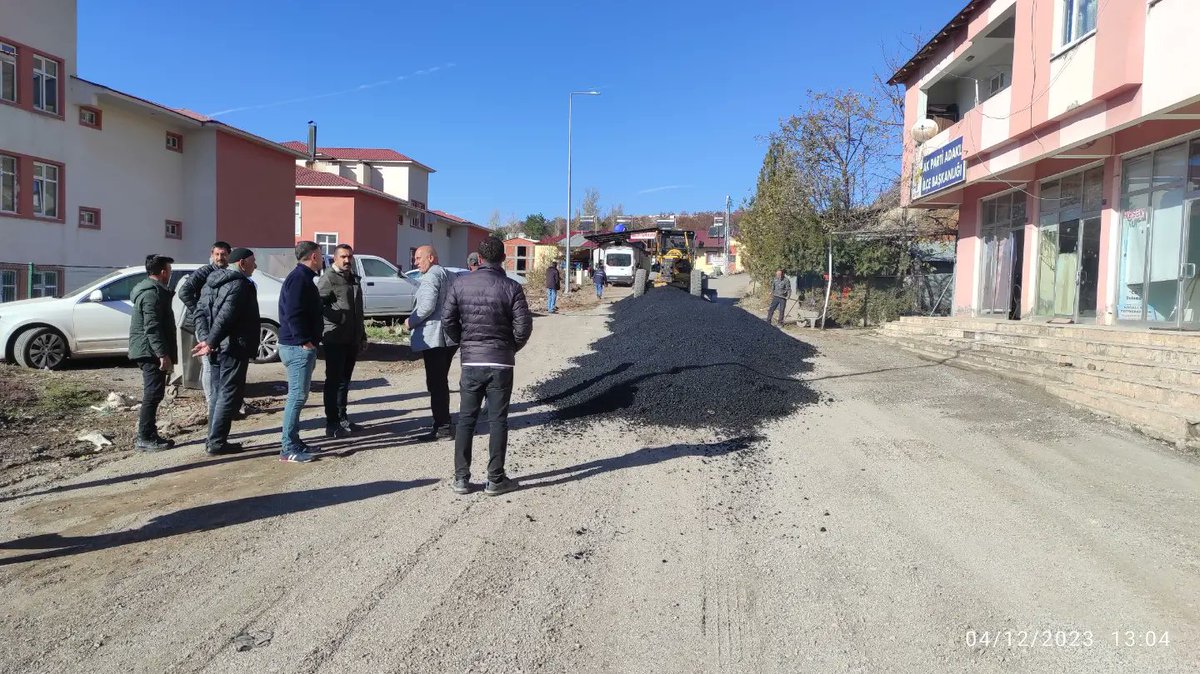 ZekiIsik12's tweet photo. Sıcak asfalt döküm çalışmaları başladı. https://t.co/KLsfVKbLev