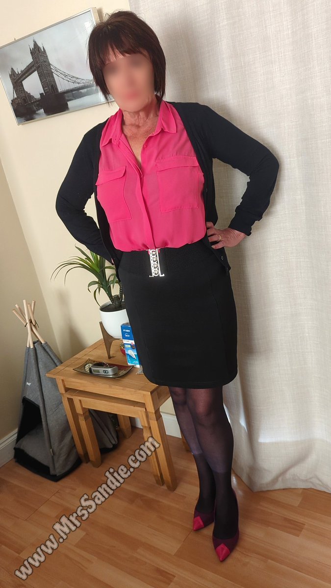 I love these belts, I have quite a few of them in different styles. They finish off the skirt and blouse look for work so well.