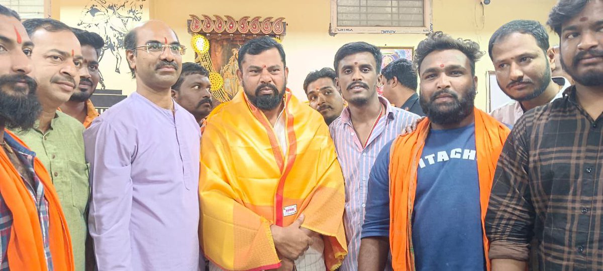 Celebrating the triumph of Dharma! HJS's Convener, <a href="/GJChetan/">Chethan Janardan</a> , along with devout Hindus felicitate BJP’s pro-Hindu MLA <a href="/TigerRajaSingh/">Raja Singh</a> on his well-deserved victory in the elections. 

We pray to ShriRam, may he stand unwavering in protecting Dharma and the Nation.
Jai Shri Ram ⛳️