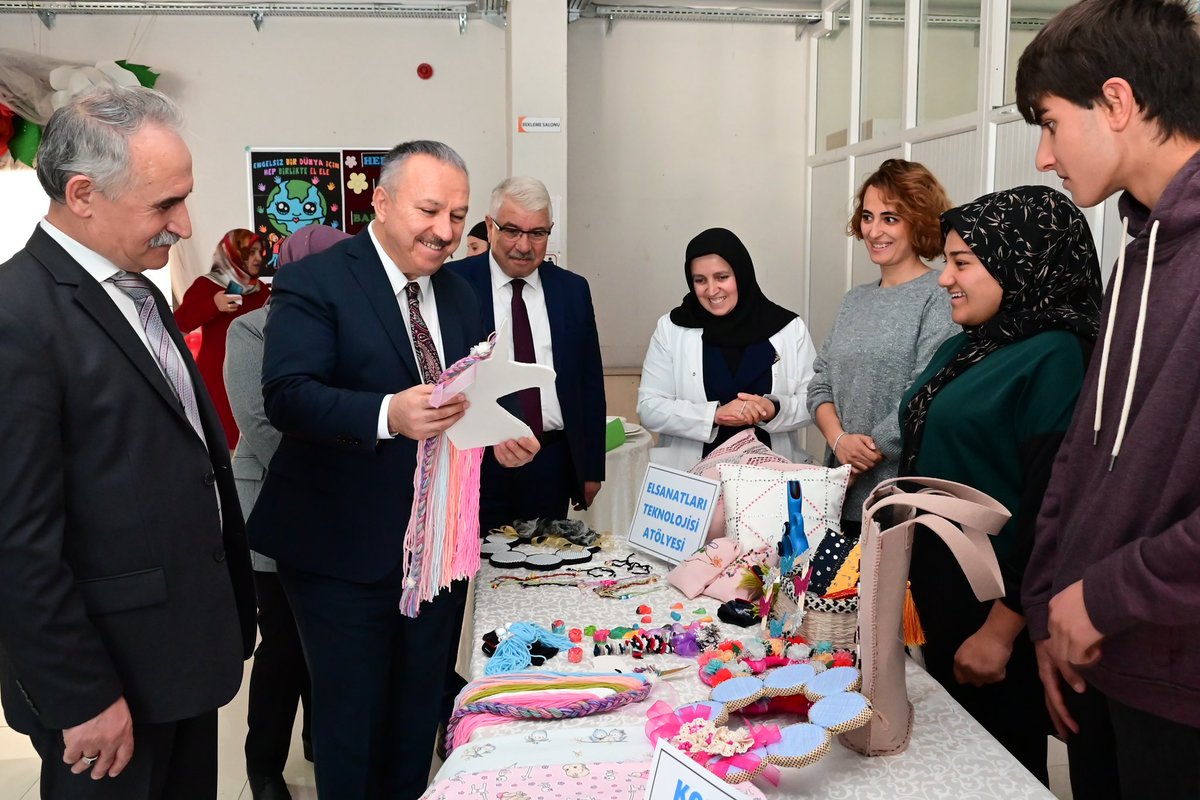 nevsehirvalilik's tweet photo. Vali Fidan, özel yavrularımız tarafından hazırlanan el sanatları ve resim sergisini ziyaret ederek, iş atölyelerinde incelemelerde bulundu. https://t.co/WGh6uHaDGo