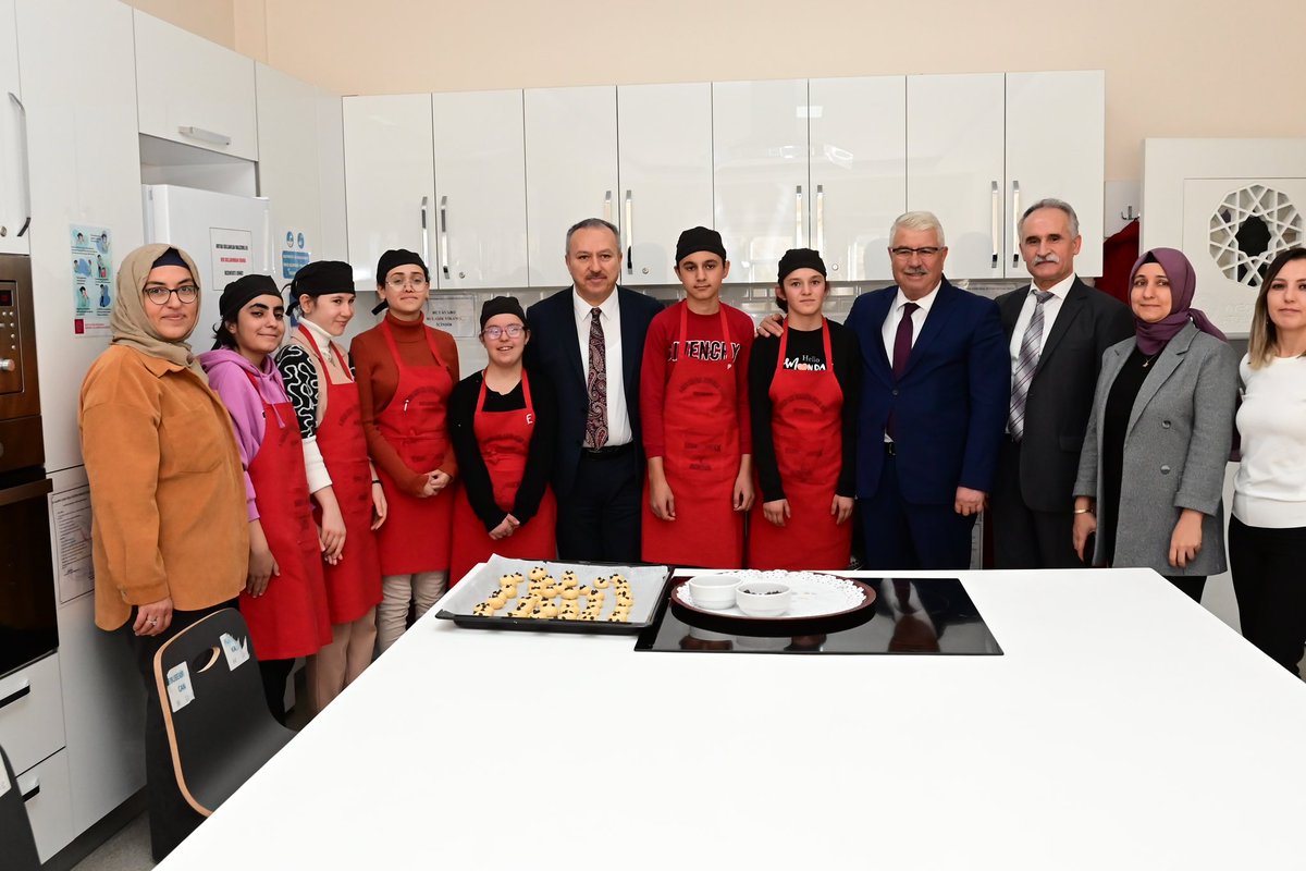 nevsehirvalilik's tweet photo. Özel gereksinimli öğrencilerimizle yakından ilgilenen Vali Fidan, günün anısına pasta keserek, hatıra fotoğrafı çektirdi. https://t.co/kqpBeHQfBH