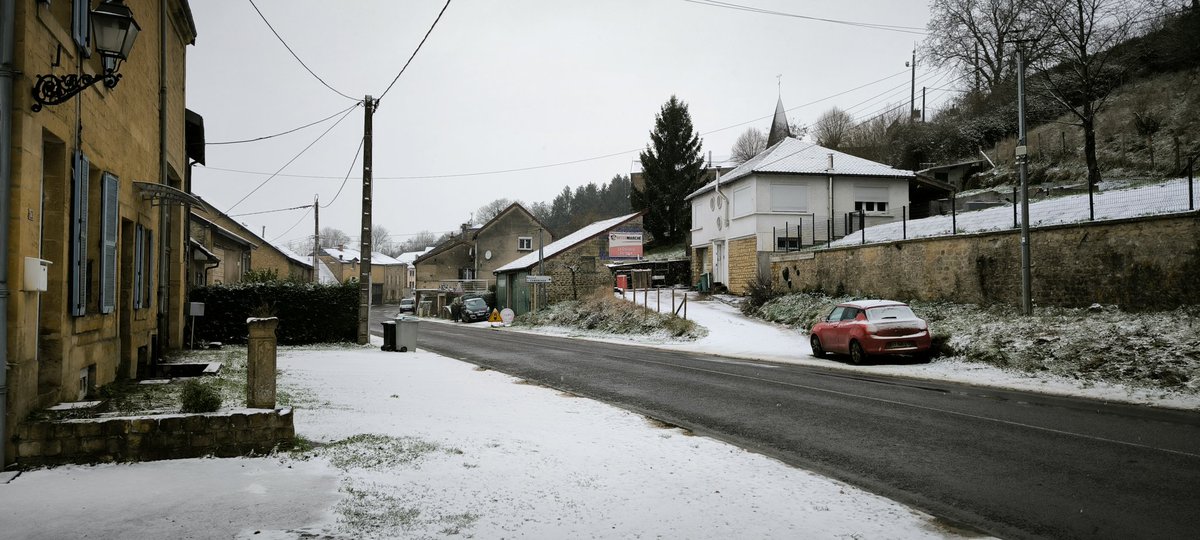 pawelric's tweet photo. Elle est arrivée, en petite quantité mais là quand même 😉

#neige #blanc #ardennes #France #hiver https://t.co/hRJ8uUTc2y