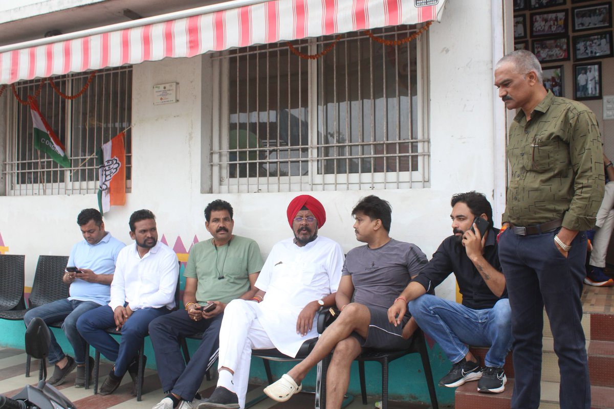 क्‍या हार में क्‍या जीत में
किंचित नहीं भयभीत मैं
संधर्ष पथ पर जो मिले यह भी सही वह भी सही।

आज परिणाम की अगली सुबह अपने शुभचिंतकों के साथ  बैठकर चर्चा की।
भले ही हम सरकार में नहीं लेकिन एक मजबूत विपक्ष के रूप में हमेशा जनता की आवाज उठाते रहेंगे।