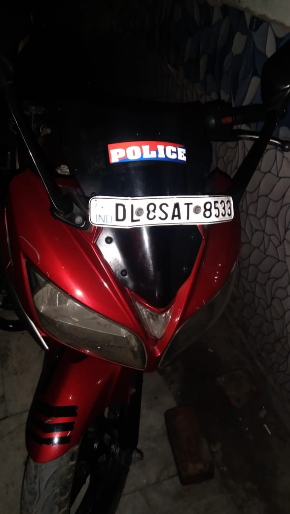 DCP_SHAHDARA's tweet image. Exceptional work by Shahdara District&apos;s Special Staff in cracking two daylight robbery cases! 🕵️‍♂️ Impersonating as Delhi Police, the culprits were exposed through meticulous analysis and collaboration. Kudos to the team for arrests and recovery. 🚔 #CrimeSolved #ShahdaraPolice