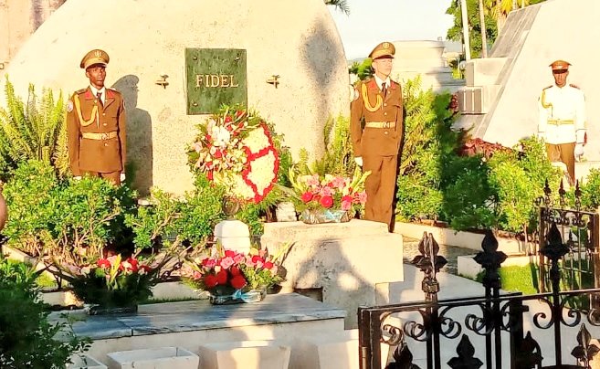 Con profunda emoción rendimos tributo al Líder Histórico de la Revolución Cubana Fidel Castro Ruz, a siete años de siembra simbólica en Santa Ifigenia.
#SantiagodeCuba 
#FidelPorSiempre 
#EstaEsLaRevolución