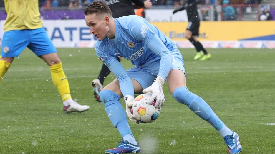 LoanWatchWob's tweet photo. 📰 Wolfsburg soll Ron-Thorben Hoffmann von Eintracht Braunschweig beobachten. Samstag machte sich VfL Wolfsburgs Scout Mathias Hain selbst ein Bild. Der Vertrag des 24-jährigen Torwarts läuft 2024 aus.
#WOB | #WN | #WOBTransfer https://t.co/20zNdEGvNl