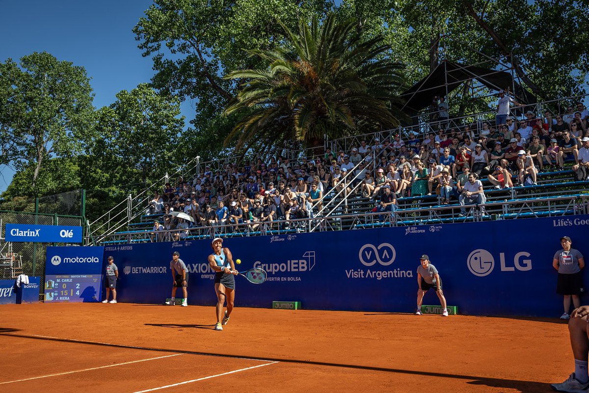 #Tenis ¡Lourdes Carlé, campeona y subcampeona en el Argentina Open! La bonaerense disputó las dos finales del torneo WTA 125. junto a Despina Papamichail🇬🇷 vencieron a Pérez García🇨🇴 y Sewing🇺🇸 por 6-3, 4-6 y 11-9 en dobles. En singles, cayó por 6-3 y 6-2 ante Laura Pigossi🇧🇷.