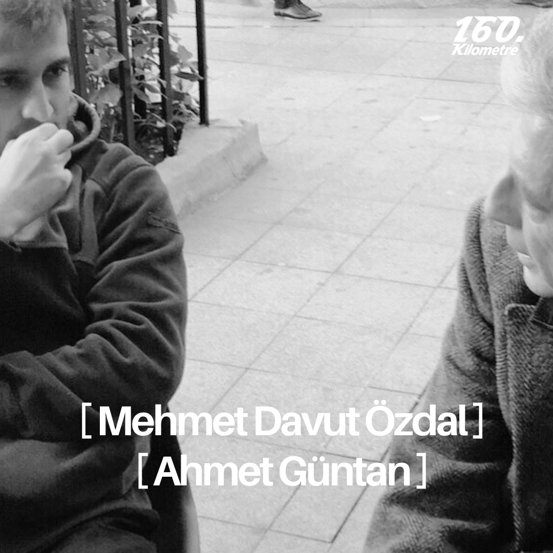 Türk şiirinin âşıklar geleneği Punk Âşıklar’la devam ediyor. Jüpiterli Mehmet soruyor, İzmirli Ahmet cevap veriyor.

JÜPİTERLİ MEHMET :
Anladım ben Memo’yum ve bunun da var bir bedeli
Alışkınım düz bir yol değil yürüdüğüm engebeli

İZMİRLİ AHMET :
Düşün ki çok yakışıklısın,