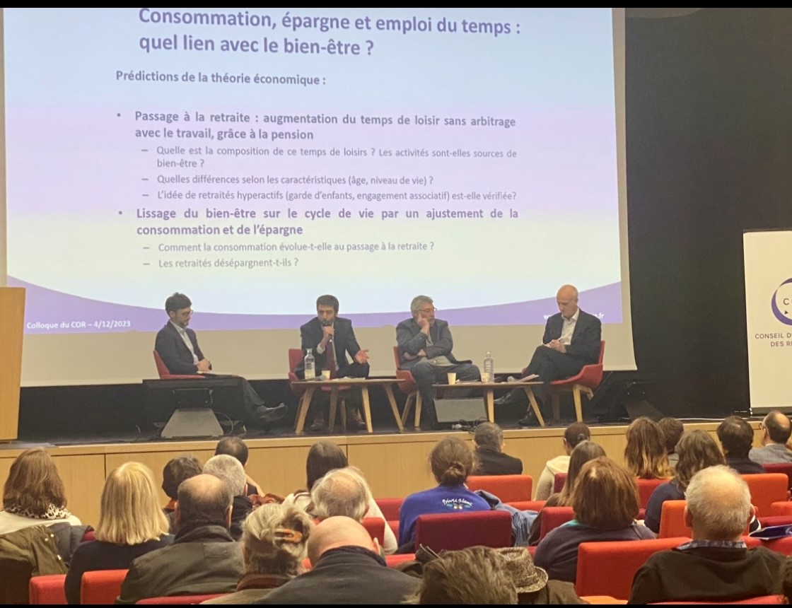 [Colloque] Le COR clôt son colloque avec la troisième table ronde 'Les retraités sont-ils heureux ?'. Pour y répondre, sont présent Laurent Soulat, Sébastien Grobon et Mathieu Perona.