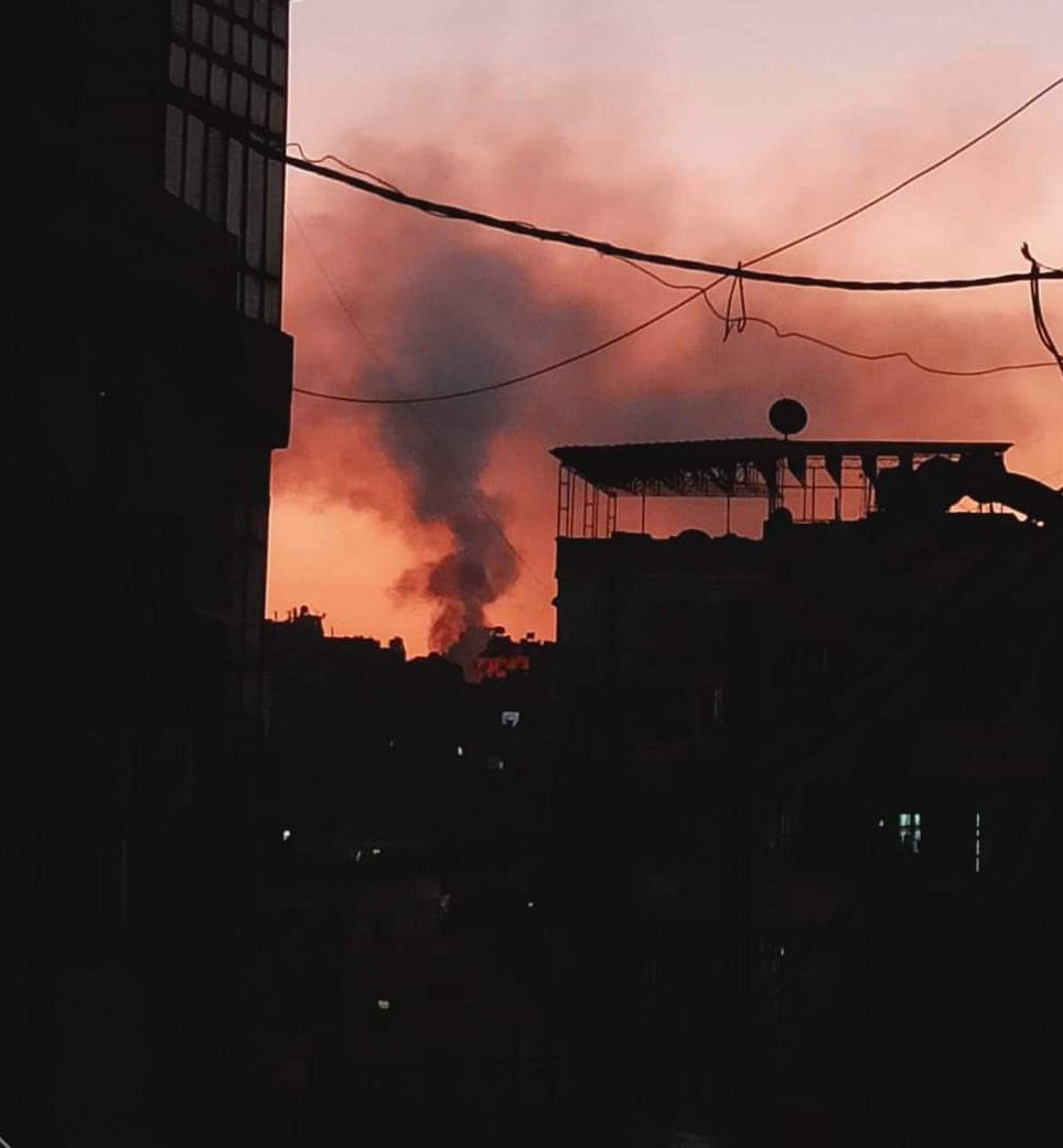 🚨 || #دمشق : اندلاع نيران جراء انفـ.ـجار خزان كهرباء في حي "المزة 86 خزان"، ووصولها إلى بعض المنازل المحيطة.