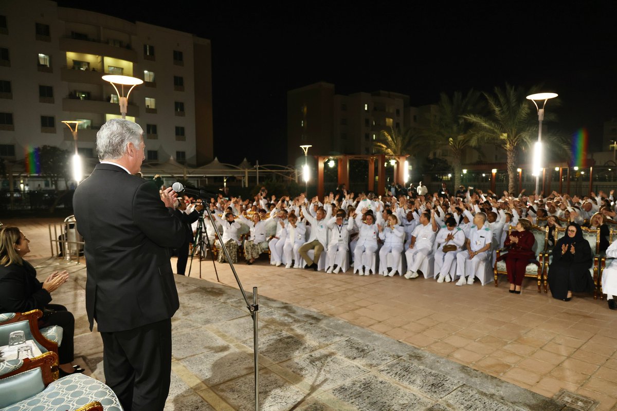 El presidente de Cuba <a href="/DiazCanelB/">Miguel Díaz-Canel Bermúdez</a> durante su visita oficial a Qatar sostuvo emotivo encuentro con colaboradores cubanos de la Salud que laboran en esa nación. 
Reconoció el impacto de la labor de los salubristas 🇨🇺  en la población qatarí y en la humanidad.

#HéroesDeLaSalud