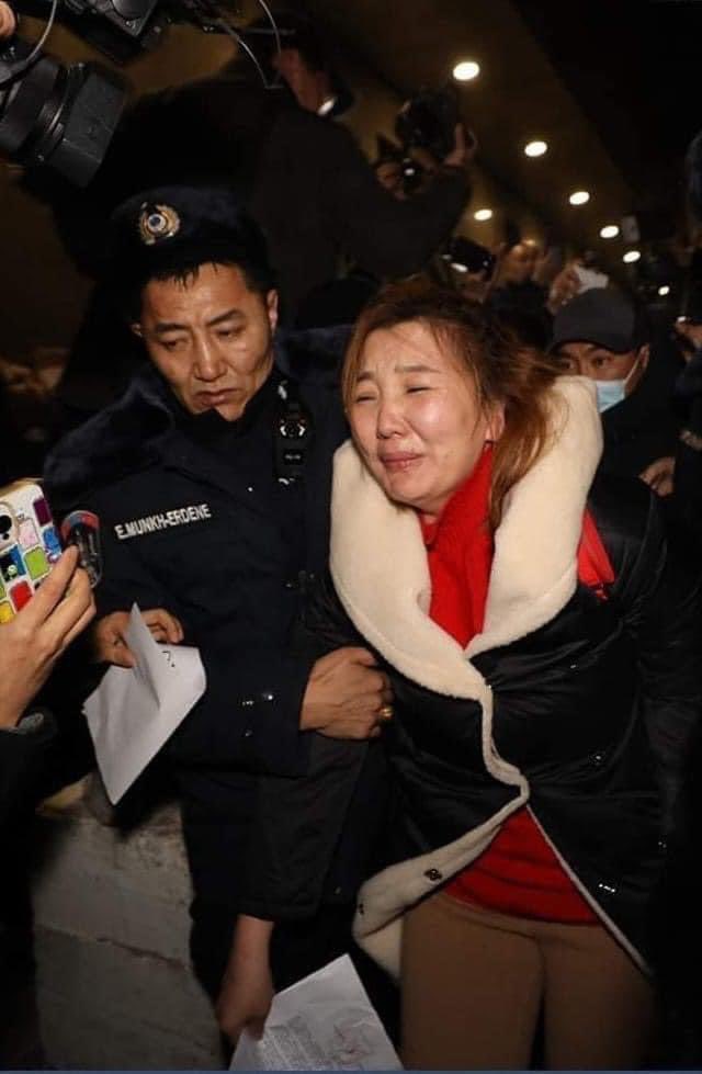 Нүүрсний,ногоон автобусны, ЖДҮгийн, ТСЗ, гэх мэт хулгайчуудыг ингээд баригдаад явахыг 🇲🇳түмнээрээ нэг харчих юмсан