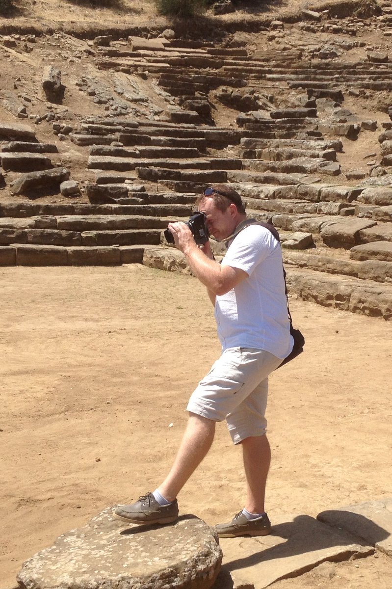 📷 Nyt storværk kaster lys over antikt teater i den oldgræske by Kalydon 👉 bit.ly/48j99dN #dkforsk 
Rune Frederiksen har sammen med Olympia Vikatou været redaktør på værket. Ulykkeligvis gik Rune Frederiksen bort i august i år - kort før værket udkom❤️🇬🇷