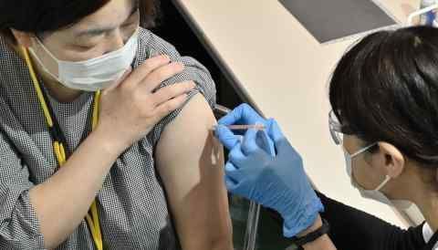 'Onlangs werd het gebruik van een zelfversterkend 'Replicon'-vaccin met nieuwe mRNA-technologie toegestaan in Japan. 

Dit vaccin verandert de lichamen van de gevaccineerden in mRNA-fabrieken. 

Wetenschappers maken zich grote zorgen dat mensen die gevaccineerd zijn met het
