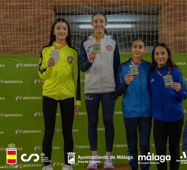 xuvdeporteslugo's tweet photo. #OrgulloLucense ❣️
🥇🥋 2 OUROS PARA #LUGO Na GRAN FINAL LIGA NACIONAL DE KARATE celebrada en #Málaga do 1 ao 3 de decembro
👤 IRIA ENRIQUEZ ORO Kumite Alevin -26 kg
👤 UXIA FOLGUEIRA ORO Kumite Juvenil - 47 kg
#clubshihan
Parabéns 👏👏 https://t.co/SiWVIbzTq6