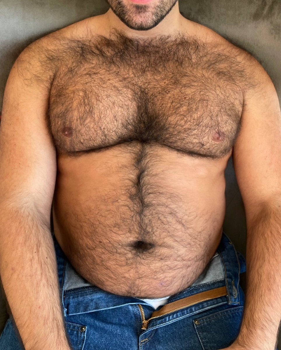 pdxfurlover's tweet photo. Happy Monday! Embrace the joy of a new week by giving a friendly rub to someone with a furry chest!" #furrychest #furrybelly #masculinity #mondayman https://t.co/Z1lGGlrmBH