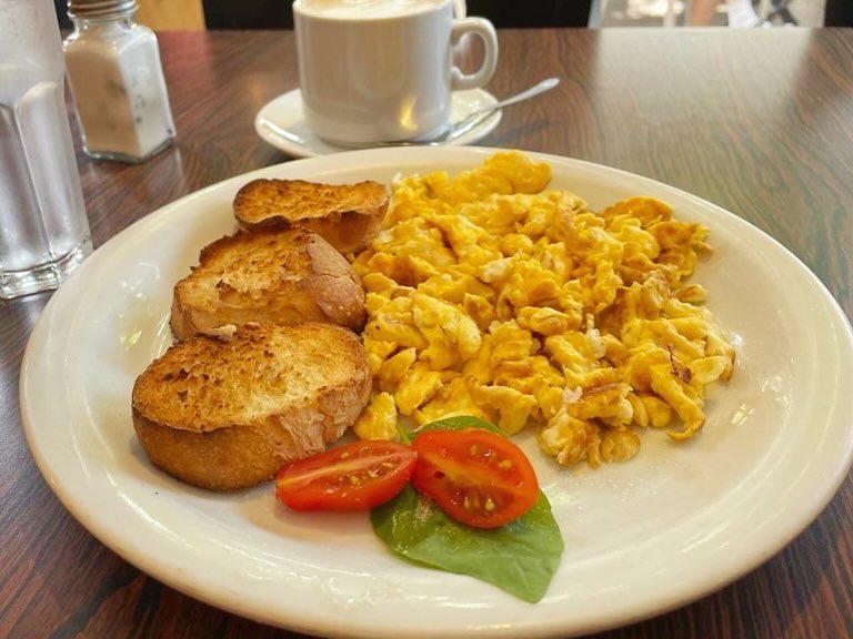 DonBoedo's tweet photo. Desyuná con proteínas 💪
En Don Boedo, sabemos que el desayuno es la clave para empezar el día con energía.
Huevos revueltos, suaves y deliciosos, se mezclan a la perfección con el crujiente de panceta y tomates cherry.
#donboedo #boedo #desayuno #boedocafe #desayunaconproteinas https://t.co/abjtLmwYkQ