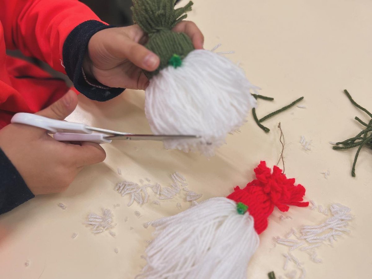 MadeinBleCua's tweet photo. Son muchas las manitas que estos días están colaborando en la creación de adornos navideños para decorar nuestro centro. 🎄¡ Y en nada podrás verlos! ¡Qué craetiv@s son nuestr@s blecuan@s! @InnovaEducAr #pppse #compensatoria #pai #juevespoéticos #bibliobleecua https://t.co/vaBVuOOQTz