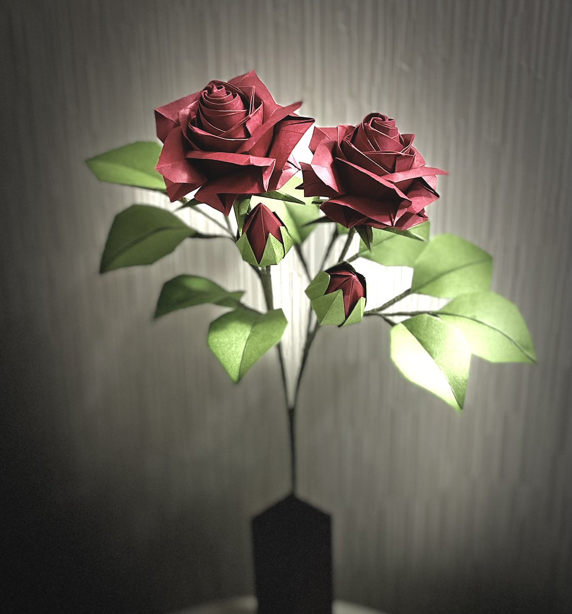 Titipin's tweet photo. Canson Vivaldi darkred
Hybrid Tea Rose by Naomiki Sato
今度は深紅のバラを折ってみた。
やはり赤いバラは特別な感じがしますね...
#satorose
#origami
#origamirose
#canson
#vivaldi
#hybridtearose
#naomikisato
#佐藤ローズ
#折り紙
#おりがみ
#折り紙作品
#本物みたいなバラの折り紙 https://t.co/p9k4x1oW59