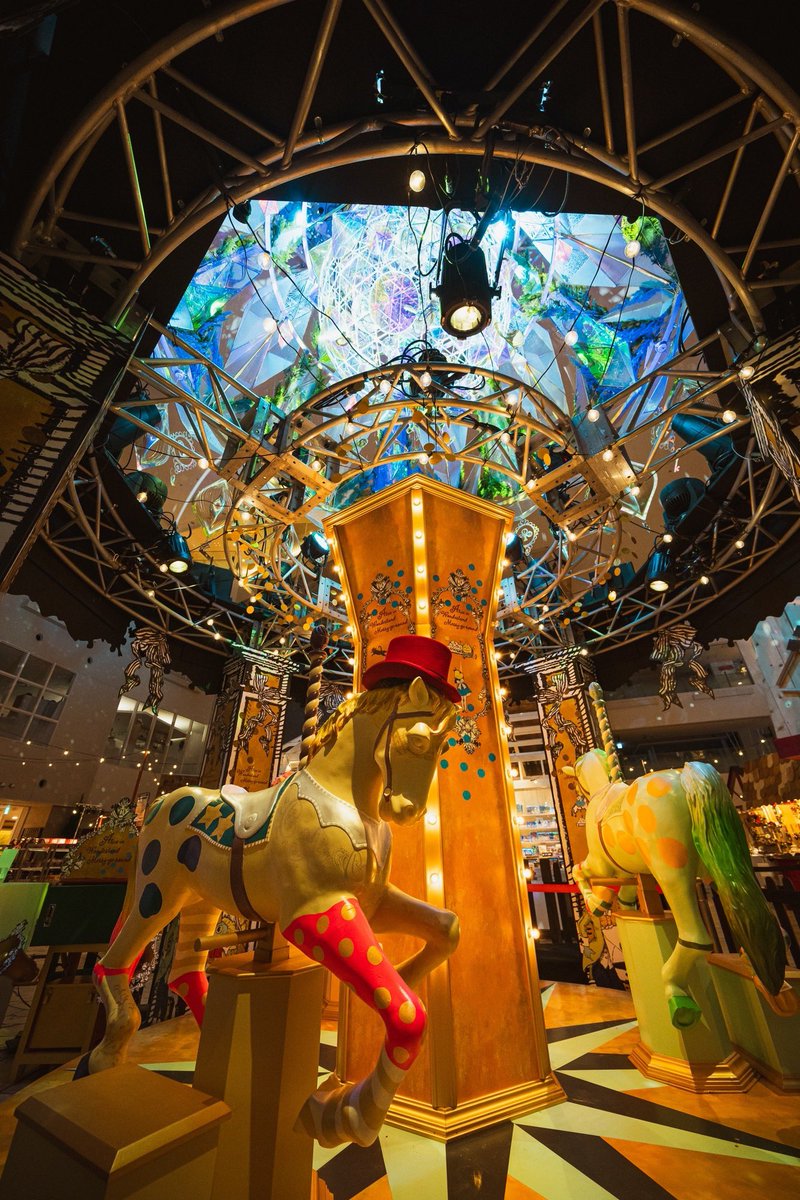 絶賛開催中‼︎
今年はメリーゴーランドと合体したクリスマスツリーなんですよ！

アートディレクションは、お馴染み中村ノリオ

阪急うめだ本店　9階 祝祭広場
12/25(min)まで

撮影:
<a href="/PetaPhotoStudio/">Peta</a>