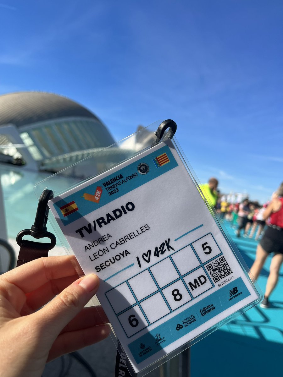 1a vegada a la Marató de Vlc i tinc ressaca emocional. Ja m’havien advertit però cal viure-ho per entendre-ho. L’emoció en forma de llàgrimes, somriures o mirades al cel de cada corredor, feia un ambient màgic. I jo feliç! Ho contem hui a les 22 h en <a href="/zoomAPunt/">ZOOM À Punt</a>