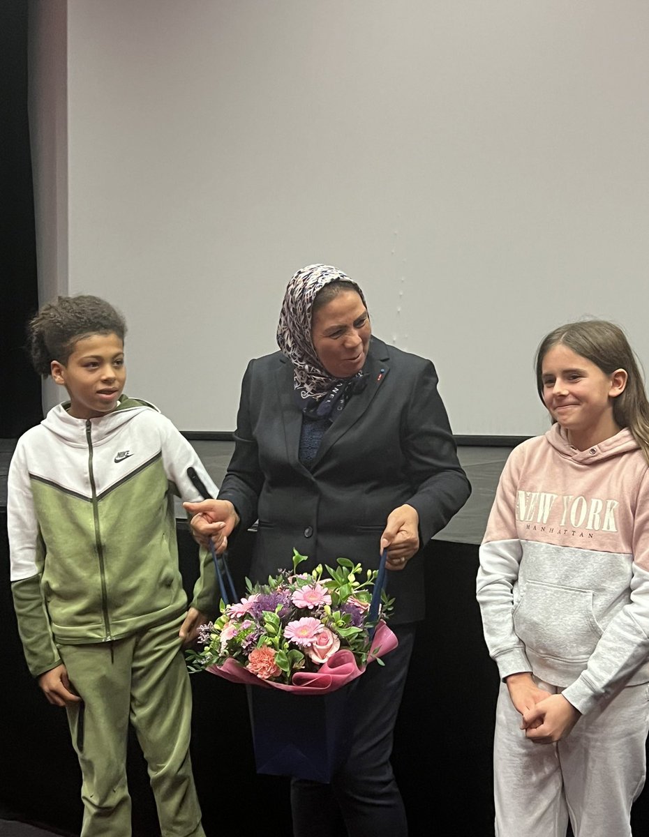 LatifaIbnZ's tweet image. C’est avec grand plaisir que j’interviens aujourd’hui à Montigny-lès-Cormeilles au collège Louis Aragon devant les élèves, leurs professeurs et les élus de la ville afin d’aborder avec eux le Vivre-Ensemble. Merci à Madame Bruscoli, cheffe d’établissement, de nous permettre…