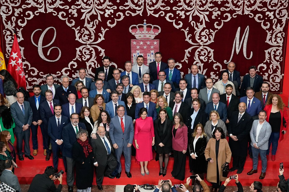 SerranoAlfonso's tweet photo. Los alcaldes de @ppmadrid con la Presidenta @IdiazAyuso y con la Constitución. https://t.co/RMHhMwFpJi
