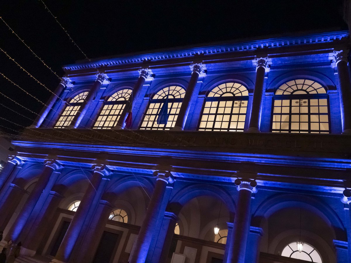 🌠 I monumenti di Rimini si colorano di blu, avvolgendo la città in un incanto luminoso fino all'8 gennaio 2024!

#rimini #comunerimini #natale #capodanno