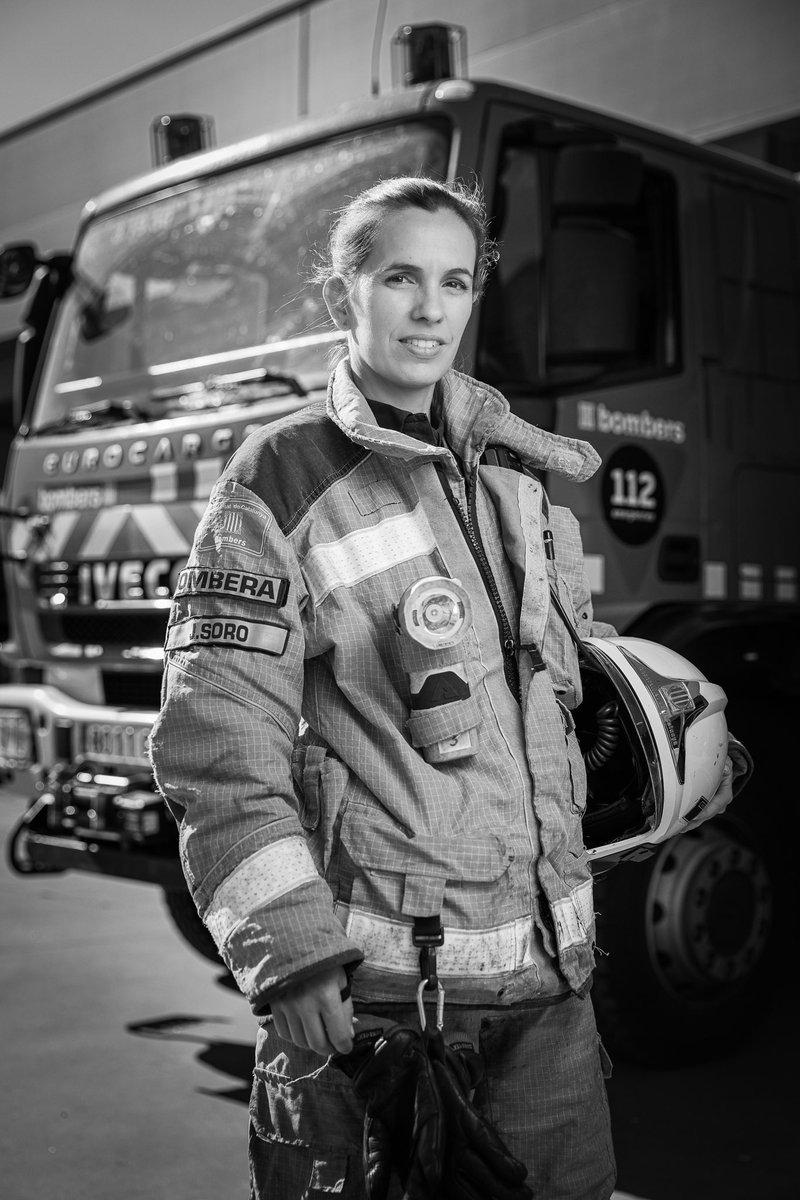 interiorcat's tweet photo. 👩🏻‍🚒📚Jael Soro, protagonista del llibre "Pioneres".

❤️ En el seu capítol explica que tot i que de ben petita havia viscut l'ambient i l'adrenalina del parc perquè el seu pare és bomber, no va decidir ser bombera fins més tard perquè no tenia cap referent femení.

📸 Jordi Borràs https://t.co/RRgtezQEXL