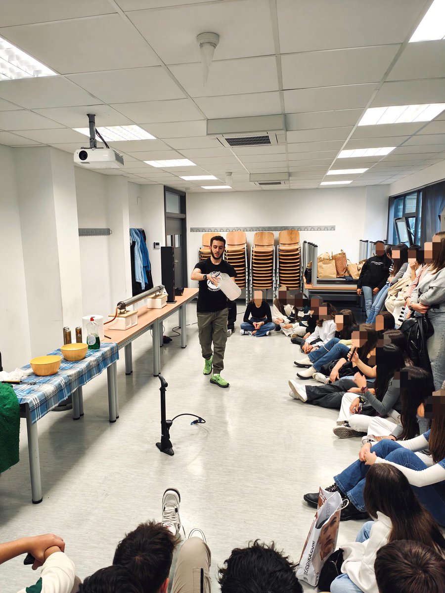 El pasado 16 y 17 de noviembre volvimos a celebrar nuestro anual Game of Physics. 

Hoy, por último, os traemos las fotos del taller de mecánica y termodinámica, que sin duda alguna hizo arder el Aulario de Ciencias de Valladolid. 🔥🔥