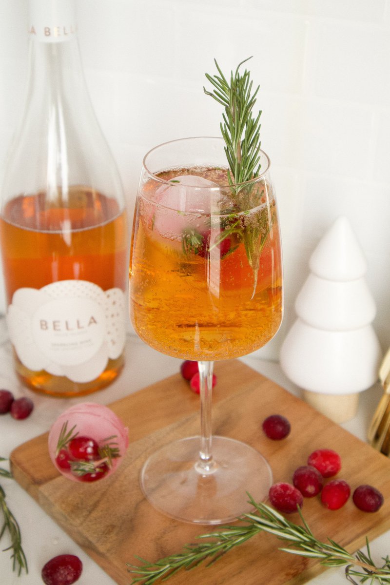 ‘tis the season for festive cocktails, including our Bella Sparkling Pinot Noir Rosé VQA 🎄 The Bella Sparkling Pinot Noir Rosé VQA is available at LCBO, in our retail store or online for $18.95! Great for gifting or enjoying on your own. Cheers!🥂✨ peleeisland.com/product/bella-…