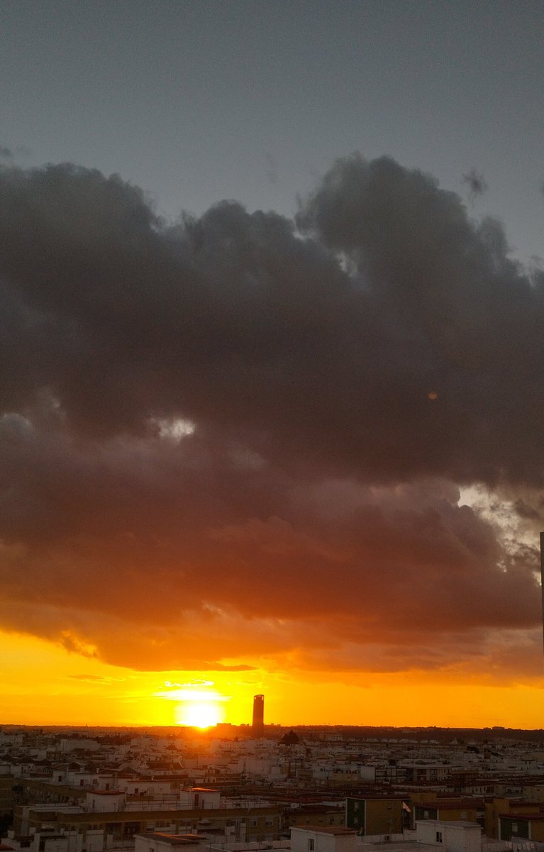 mjuncia's tweet photo. @InformaCosmos Atardecer en Sevilla.... https://t.co/BQvHBv2Gei