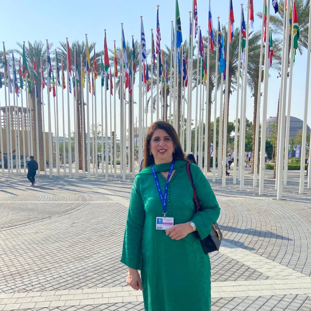 Women form 70% of the global health workforce and are at the forefront of health response to climate disasters ⚠️ Yet at #COP28, women comprise only 15 out of 133 world leaders. #WomenInGH Deputy ED @shabnumsarfraz is at COP to call for #GenderEquity in #ClimateAction!