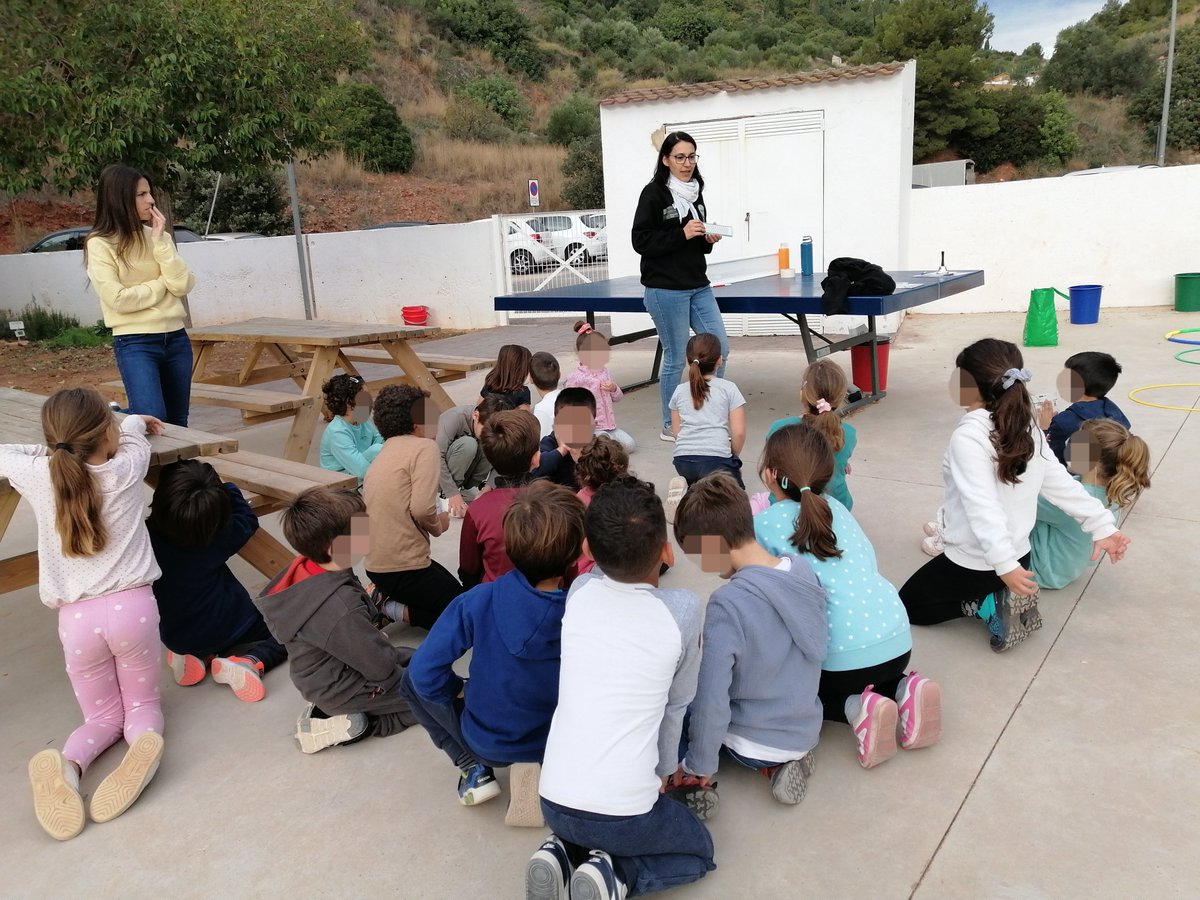 Vam estar en el CEIP Don José Alba de La Vilavella📍 fent l'activitat de Re-buscant amb les classes de 1r i 2n de primària. Mitjançant una divertida yincana, l'alumnat va superar diferents proves per a aconseguir el diploma dels coneixedors de les 3Rs♻️💚.