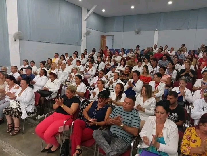 PCacocum's tweet photo. Celebración del Acto Municipal por el Día de la Medicina Latinoamérica en  #Cacocum donde se reconecen a trabajadores destacadaos por su labor en el sector.
Muchas Felicidades para todos los trabajadores del sector de la Salud de nuestro municipio 🇨🇺
#CubaPorLaVida https://t.co/THx4iwzjZu
