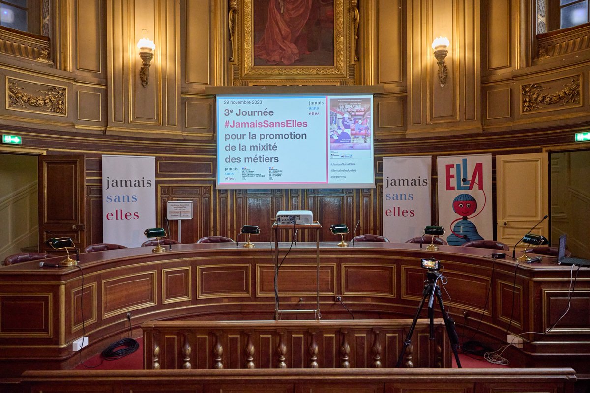 tfsalomon's tweet photo. Notre bel événement #JamaisSansElles en Sorbonne a couronné une année de fructueux et passionnant travail !
La grande qualité des intervenants, leur enthousiasme et l’implication du public ont été pour nous une source de joie immense et de fierté ! 

Au cours de cette année 2023, #JamaisSansElles a dû affronter quelques vents contraires, mais après ces épreuves, nous voici à la fois plus forts, plus solides, et surtout plus confiants que jamais en l’avenir de notre mouvement et en la réussite de notre combat commun en faveur de l’égalité femme-homme, d’une gouvernance pleinement partagée, et de la mixité dans tous ses états !

De nouveaux partenaires nous ont rejoints, et nous avons encore gagné en qualité. Par ailleurs, nous sommes heureux de vous annoncer que nous venons d’avoir gain de cause dans l’un des procès que contre toute attente et tout bon sens, le groupe Hachette Lagardère nous a intentés depuis la création de notre association.

Nous remercions vivement l’ensemble de nos partenaires – entreprises, institutions et signataires individuels – pour leur confiance et leur amitié et plus particulièrement ceux qui ont participé activement à notre journée :
@LaurenceParisot @jmblanquer @parizot @antoinesire @OlivierNollent @ColDoct @NetGoldFish @unbias_ia @severine_autret @pdelamarre @ZohraBitan @ElianPOTIER1 @alixponcet @Marie_Trub  @TanguiLeDantec @FBerthout @auroremurat1 @NatachaQS @sachaqs.

Merci à @CKerrero pour son accueil @SorbonneFr ! Merci aux 200 participants (lycéens et étudiants de Paris/IdF).

C’est grâce à vous tous, collectivement et individuellement, et à votre engagement sincère et concret que notre belle aventure commune se poursuit avec force et succès !

Désormais, cap sur l’année 2024, qui verra notamment le déploiement de notre Pôle jeunesse et qui s’annonce d’ores et déjà grandiose pour #JamaisSansElles !

Journée JSE pour la mixité des métiers est organisée dans le cadre de la Semaine de l'Industrie #SEDI

cc @education_gouv @Economie_Gouv @DGEntreprises @BrunoLeMaire @RolandLescure @GabrielAttal @EdouardGeffray @CKerrero @BCouillard33 @Academie_Paris @cnje