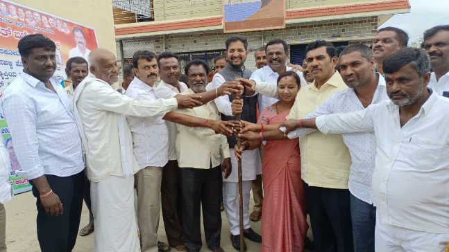 SBG4Hosakote's tweet photo. ಹೊಸಕೋಟೆ ವಿಧಾನಸಭಾ ಕ್ಷೇತ್ರದ ಅನುಗೊಂಡನಹಳ್ಳಿ ಹೋಬಳಿಯ ಗಣಗಲೂರು ಗ್ರಾ,ಪಂ, ವ್ಯಾಪ್ತಿಯ ಮಾರನಗೆರೆ ಗ್ರಾಮದಲ್ಲಿ ಜಲಜೀವನ್ ಮಿಷನ್ (JJM)ಯೋಜನೆಯ ಗುದ್ದಲಿ ಪೂಜೆ ಕಾಮಗಾರಿಗೆ ಗಣ್ಯರೊಂದಿಗೆ ಚಾಲನೆ ನೀಡಲಾಯಿತು.
#hoskotecongress #TEAMSBC #JJM https://t.co/9OXXE90B1z