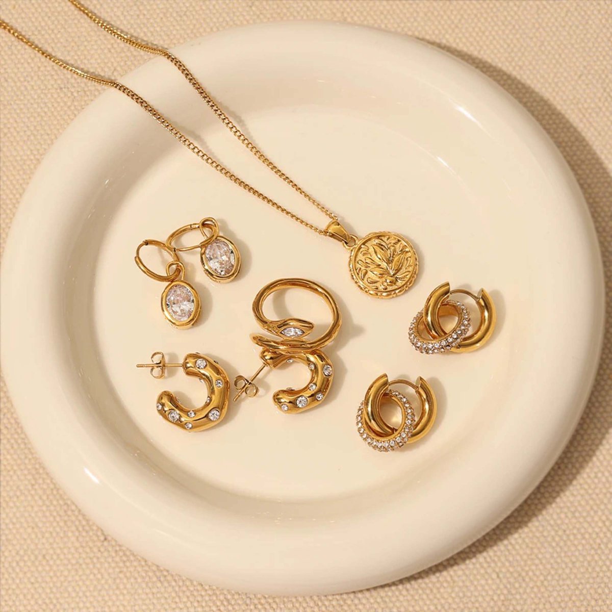 QiyraJewellery's tweet photo. Dazzle in elegance with our stunning jewelry collection!
From timeless classics to modern statement pieces, discover a world of sophistication and style.
#quiraaccessories #fashion #waterproofjewellery #jewellerydesign #jewellery #MoonMagic #CelestialCharm https://t.co/SKPKBM2087