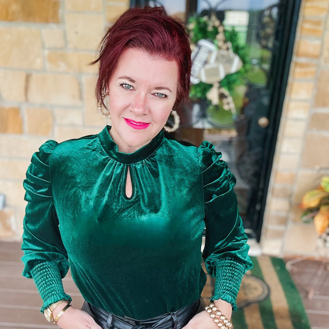 🎄Holiday parties are calling🎄I have 2 mediums and 1 large left in our Green Velvet Tie Back Blouse.

lovelydayresale.com/collections/ne…

#shop #shoplocal #shopsmallbusiness  #holidayoutfit #christmasoutfit #boutique #collegestation #aggieland #shopbcs #aggies