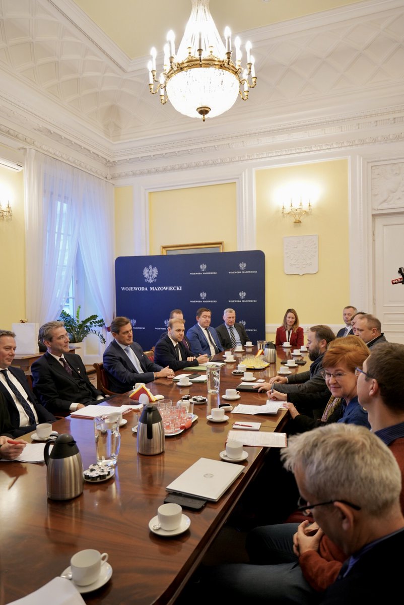 Der Wiener Stadtrat Peter Hanke besuchte Warschau auf Einladung des Vizepräsidenten Olszewski zu Arbeitsgesprächen in Anwesenheit der <a href="/WienHolding/">Wien Holding</a> Vertreter zu den Themen: Wasserstoff, Energieversorgung, Etablierung einer kommunalen Holding und Zusammenarbeit🤝bei 🇪🇺 Projekten.