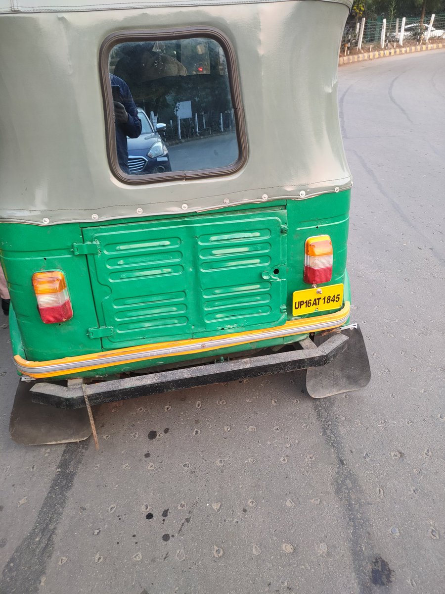 AdityaPChauhan's tweet photo. UP16AT1845 यह ऑटोरिक्शा वाला नाबालिक है। GL बजाज से जगत तक ऑटो चला रहा है। और  मनमानी किराया माँग रहा है। और  और बद्तमीजी से बात कर रहा है।
महोदय कृपया त्वरित उचित कार्यवाही करें। @noidatraffic @Uppolice https://t.co/DO7Zsh7Sdk