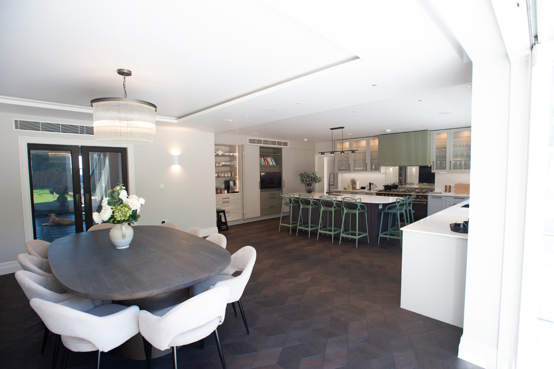 Ideal for entertaining, this open plan kitchen-living space has plenty of room for guests to sit at the seperate dining table with year-round garden access or more casual bar-style seating at the central island unit 😍 Find out more by visiting brandtdesign.co.uk/calming-colours