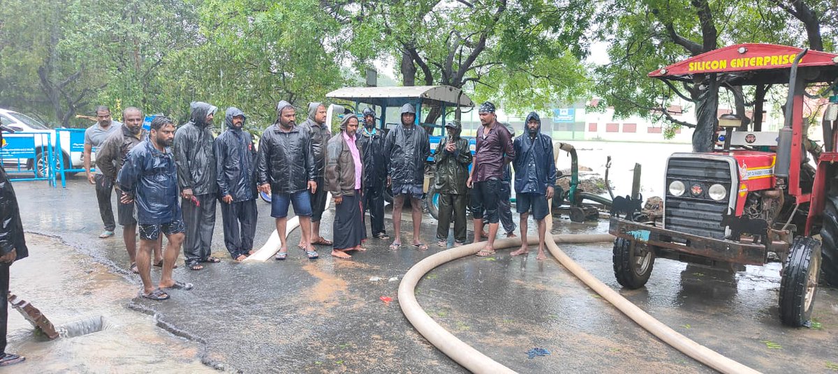 DMK_Chennai's tweet photo. சென்னை மாநகராட்சி மாதவரம் சட்டமன்ற தொகுதி 19வது வார்டில் தேங்கி கிடக்கும் மழைநீரரை மோட்டார் பம்புகள் மூலம் வெளியேற்றும் பணியில் மாமன்ற உறுப்பினர் திரு.க.காசிநாதன், வட்ட செயலாளர் திரு.க.தாமரைசெல்வன் மற்றும் DDC சின்னமாத்தூர் திரு.வீ.மணிகண்டன். 

#CycloneMichaung #ChennaiRains https://t.co/yWxEATYlXR