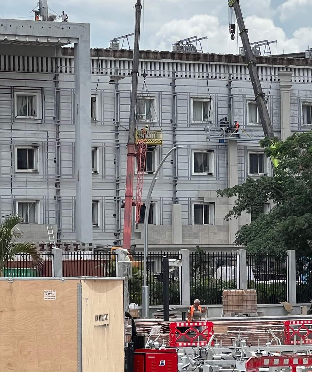 MrBasabose's tweet photo. Pic 1 &amp; 2: Le Palais de Justice à Kinshasa est un patrimoine architectural énorme. Un modernisme tropical exécuté avec excellence.
Pic 3&amp;4: Les Turcs sont en train de le transformer en un bâtiment kitsch avec des pâtes collées dessus pour faire Paris/Londres médiéval au Congo? 😩 https://t.co/VO9heA0a1h