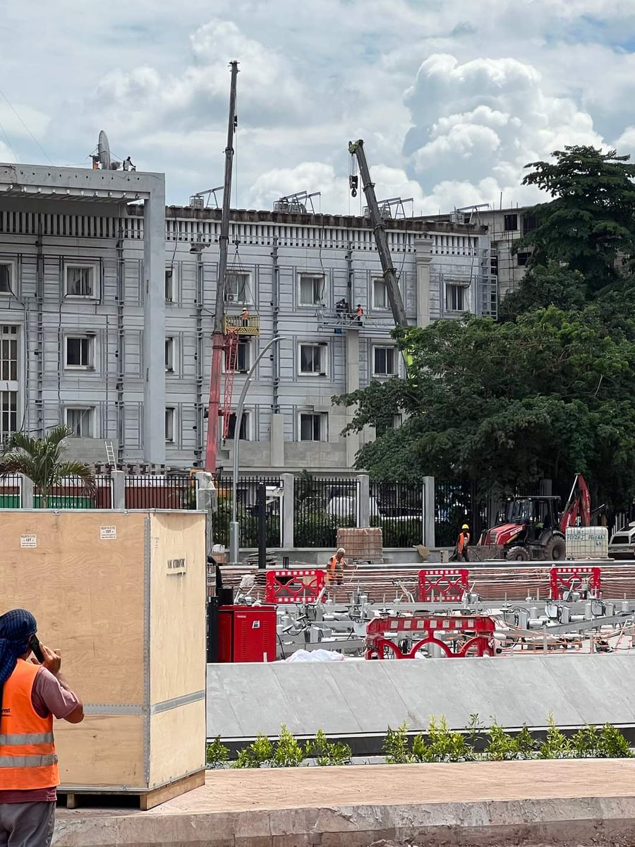 MrBasabose's tweet photo. Pic 1 &amp; 2: Le Palais de Justice à Kinshasa est un patrimoine architectural énorme. Un modernisme tropical exécuté avec excellence.
Pic 3&amp;4: Les Turcs sont en train de le transformer en un bâtiment kitsch avec des pâtes collées dessus pour faire Paris/Londres médiéval au Congo? 😩 https://t.co/VO9heA0a1h