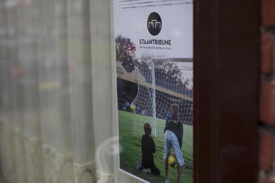 Staantribune's tweet photo. Hoera, Staantribune bestaat 9️⃣ jaar!
In de donkerbruine kroeg van oud-voetballer Joop van Maurik in #Utrecht werd in 2️⃣0️⃣1️⃣4️⃣ het online 0-nummer gepresenteerd.

Hierna gaf @JohndeBever een wervelend optreden. 

We begonnen destijds met helemaal niks en zijn heel trots op wat we hebben bereikt, met 5️⃣2️⃣ magazines, 2️⃣7️⃣ boeken en meer dan 2️⃣5️⃣0️⃣ Staantribune Podcasts. Bedankt voor de support!

Over het ontstaan ➡️ https://t.co/qtAsIkGZkw