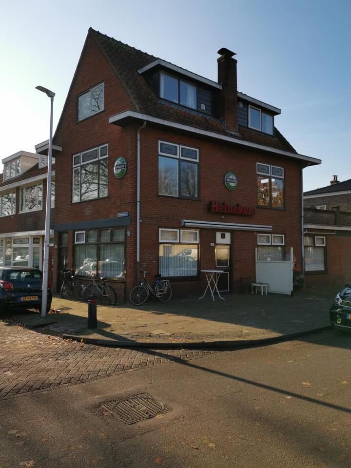 Staantribune's tweet photo. Hoera, Staantribune bestaat 9️⃣ jaar!
In de donkerbruine kroeg van oud-voetballer Joop van Maurik in #Utrecht werd in 2️⃣0️⃣1️⃣4️⃣ het online 0-nummer gepresenteerd.

Hierna gaf @JohndeBever een wervelend optreden. 

We begonnen destijds met helemaal niks en zijn heel trots op wat we hebben bereikt, met 5️⃣2️⃣ magazines, 2️⃣7️⃣ boeken en meer dan 2️⃣5️⃣0️⃣ Staantribune Podcasts. Bedankt voor de support!

Over het ontstaan ➡️ https://t.co/qtAsIkGZkw
