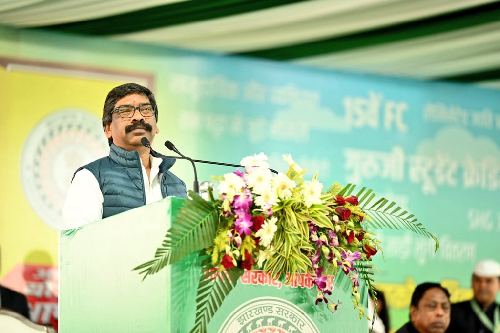 HemantSorenJMM's tweet photo. हमारा राज्य युवा राज्य है। पूर्व की सरकारों ने ऐसे सभी काम किये जिससे झारखण्ड पिछड़ा रहने को विवश रहा। आने वाले समय में राज्य 25वे साल में भी प्रवेश करेगा। हम मिलकर झारखण्ड को पिछड़े राज्य से अग्रणी राज्य की श्रेणी पर ले जाने का काम करेंगे।
पहले कौशल प्रशिक्षण का केंद्र जिला स्तर पर होता था, हमने उसे प्रखण्ड स्तर पर ले जाने का काम किया। उसी का नतीजा है कि आज हजारों युवाओं को निजी क्षेत्रों में रोजगार देने का काम किया गया है। सरकारी नौकरियों में भी हजारों युवाओं को नियुक्तियां देने का काम किया जा रहा है।
लेकिन झारखण्ड के युवाओं को नौकरी न मिले इसलिए विपक्ष द्वारा येन केन प्रकारेण अड़चन डालने का प्रयास किया जाता है पर उनका षड्यंत्र कभी कामयाब नहीं होगा।
#SarkarApkeDwar
#आपकी_योजना_आपकी_सरकार_आपके_द्वार