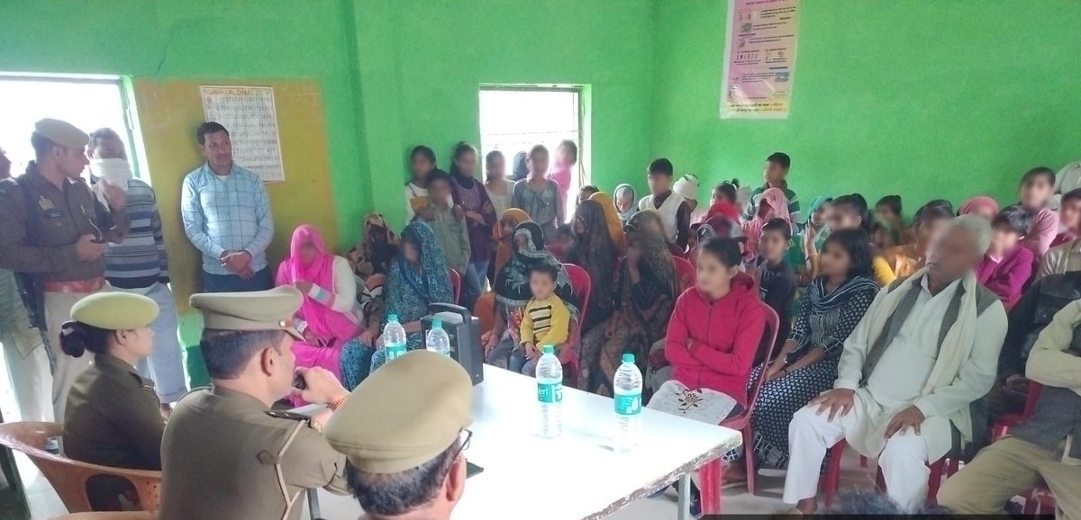 #Operationjagrati अभियान के तहत थाना रामगढ़ एवं फरिहा पुलिस टीम द्वारा अपने-अपने थाना क्षेत्रान्तर्गत सम्भ्रांत व्यक्तियों,महिलाओ, बालिकाओं एवं छात्र/छात्राओं संग गोष्ठी आयोजित कर ऑपरेशन जागृति के मुख्य उद्देश्यों के बारे में विस्तृत जानकारी देकर जागरूक किया गया।