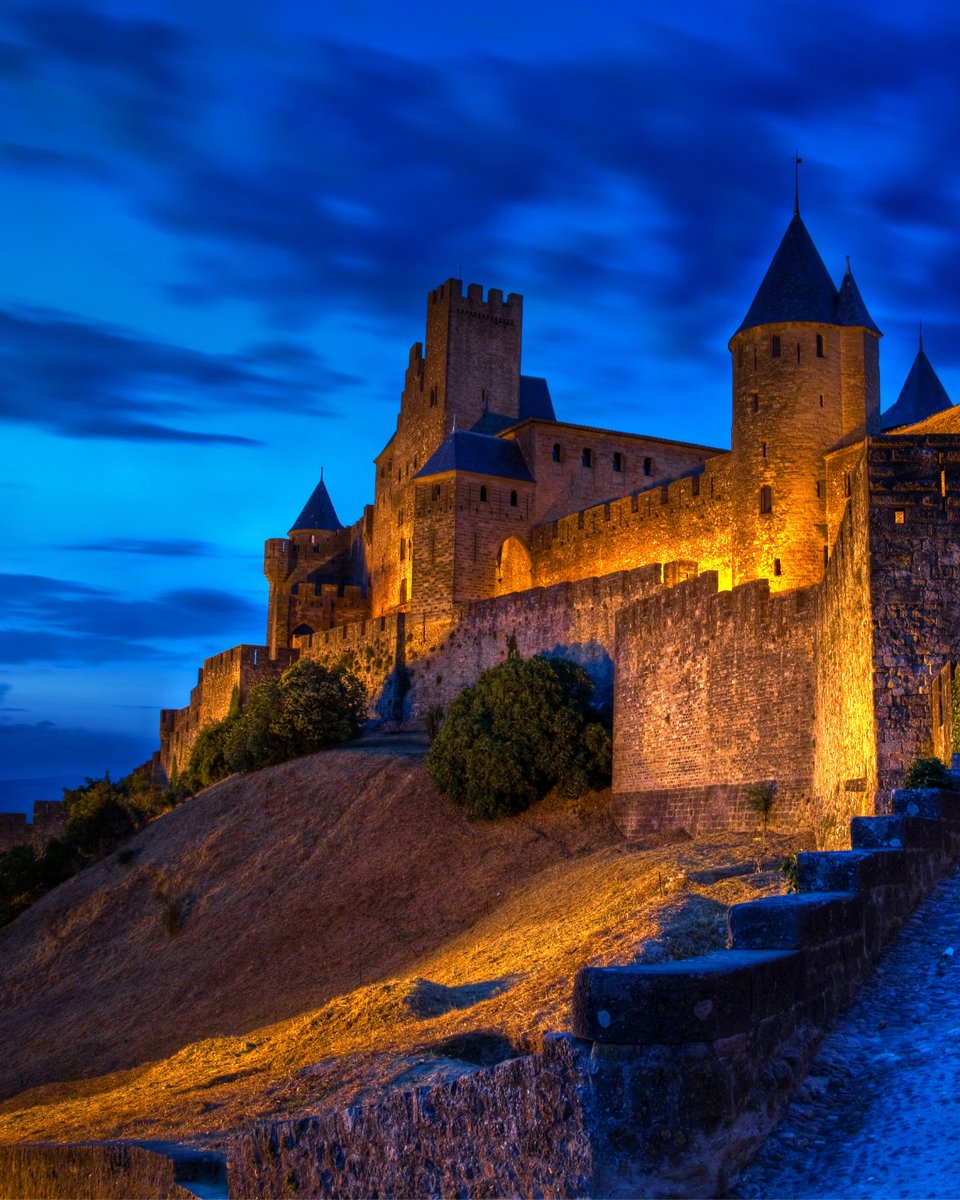 [✨À (re)découvrir] Notre belle Cité de Carcassonne de nuit…. Un spectacle qui rend l'ambiance de la Cité Médiévale encore plus mystique 😍 #VoyageOccitanie 🚂 Préférez le train ! Un voyage en mode slow et à prix tout doux avec le Pass #OccitanieRailTour ! #OccitanieDurable